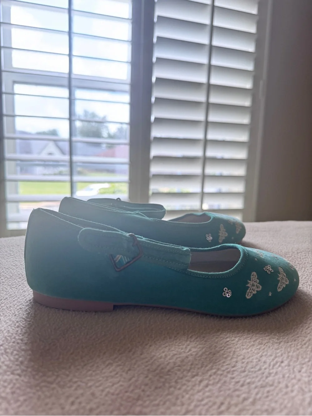 NWOT Joyfolie Brielle Mary Jane Flats with embroidered details  size Youth 3